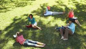 La lettura collettiva è il fenomeno dell’estate, come funziona il book club all’aperto ideato da Baricco
