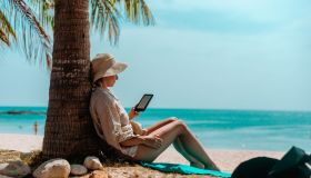 Leggili, portali con te in vacanza o ascoltali dove vuoi: ecco i libri più belli da recuperare questa estate