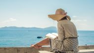 Gialli sotto l’ombrellone: i migliori libri dell’estate tra misteri, indagini ed enigmi