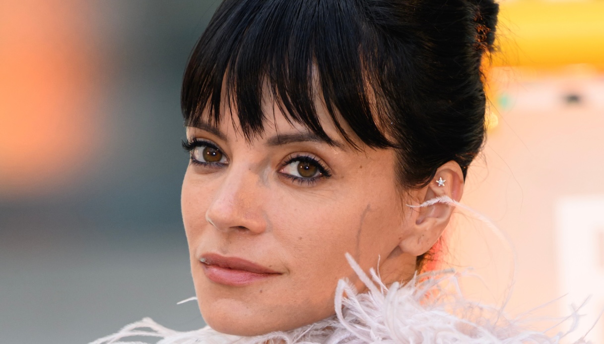 lily allen conquista la royal academy con il look che profuma di bridgerton da Dilei.it lily allen conquista la royal academy con il look che profuma di bridgerton