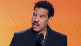 Lionel Richie si sente male sul palco: “Non può continuare”. Cosa è successo