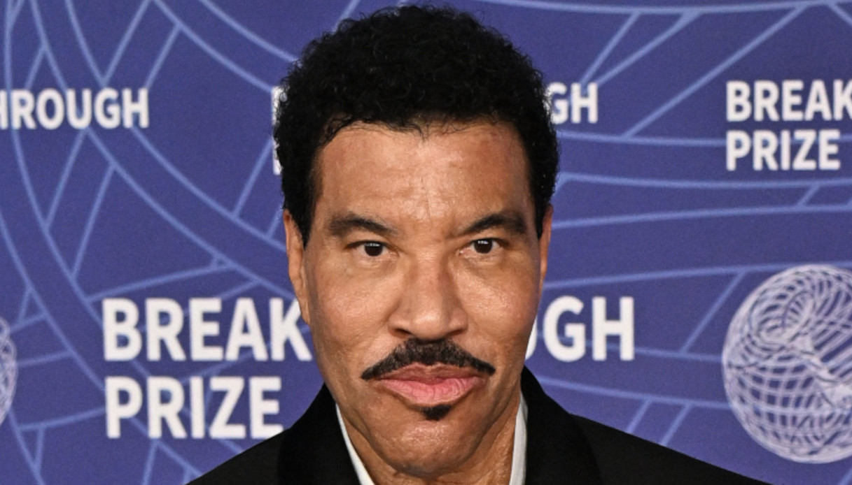 Lionel Richie, riposo assoluto dopo il malore. La famiglia: “Non pensa a se stesso”
