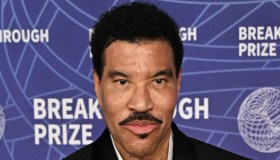 Lionel Richie, riposo assoluto dopo il malore. La famiglia: “Non pensa a se stesso”