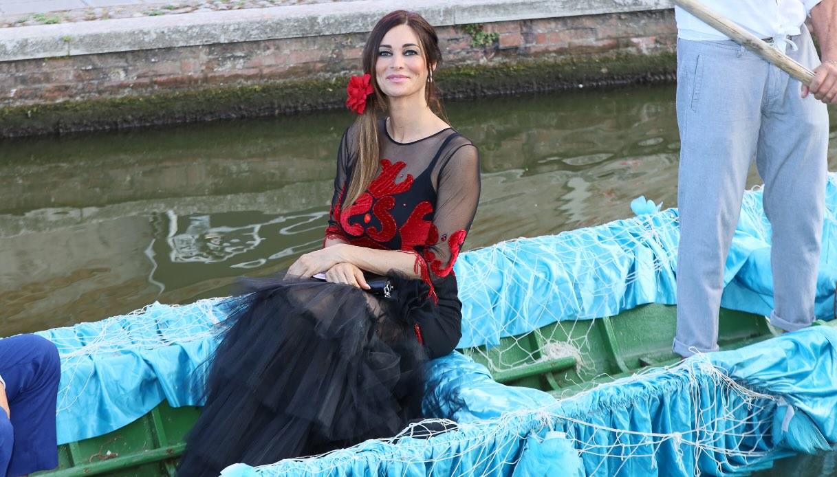 Manuela Arcuri a bordo della barca del Carnevale di Comacchio con top sheer ricamato e gonna lunga in tulle nero