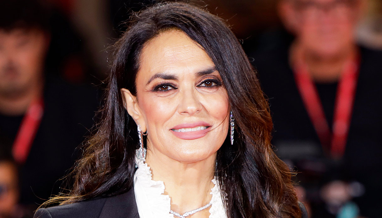 Maria Grazia Cucinotta: “Invecchiare non è un dramma ma un privilegio. Massimo Troisi? Immortale”
