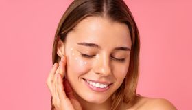 La maschera per avere la glass skin diventa siero spray e regala una pelle favolosa in 3 secondi