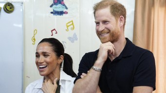 Re Carlo trema, Meghan Markle torna in Inghilterra con Harry e i figli