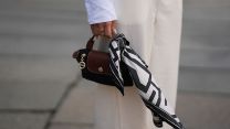 La mini bag più iconica dell’estate, capiente ma iper cool, oggi anche in versione low cost