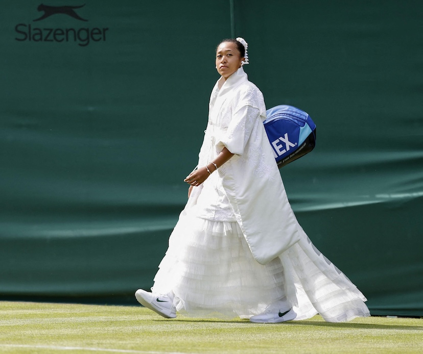Naomi Osaka entra a Wimbledon con un kimono bianco ricamato e gonna a balze firmati Hana Yagi