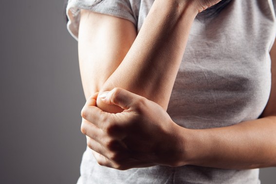 Osteoporosi, come prevenirla: occhio alle ossa fragili, quanto contano cervello e ormoni