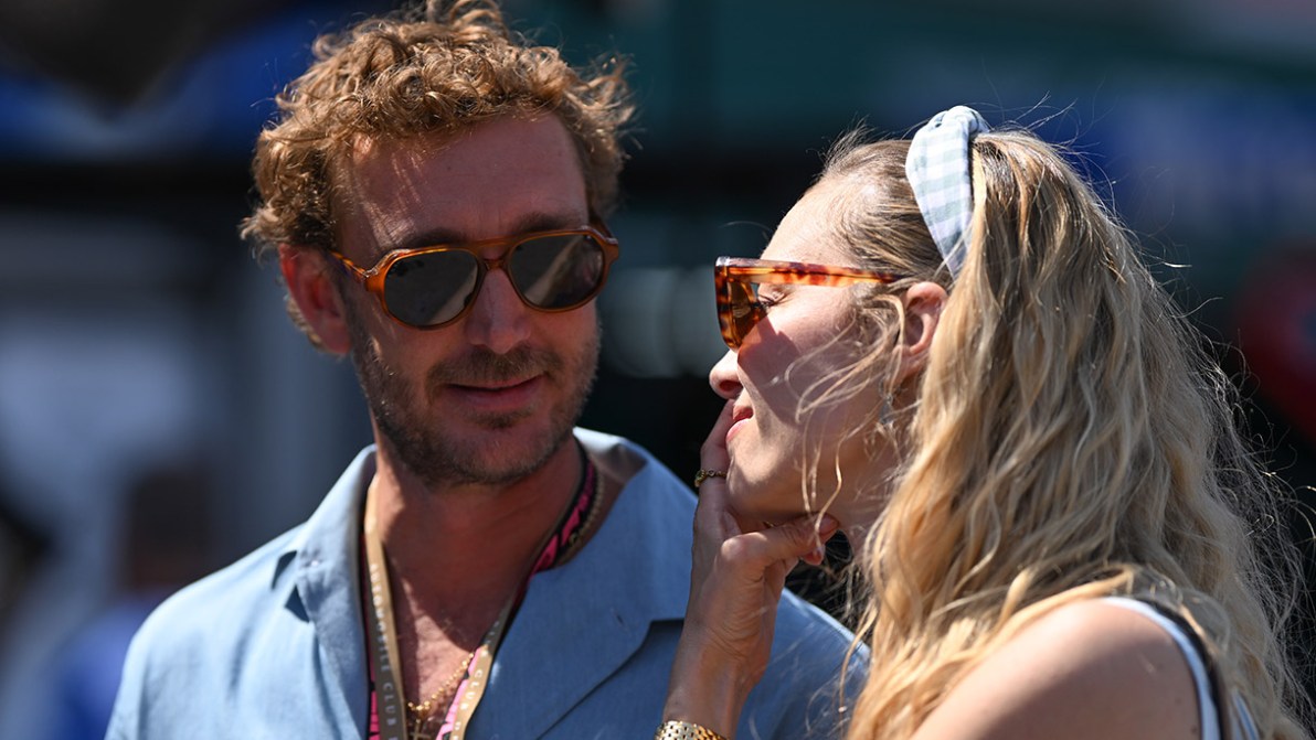 Beatrice Borromeo irresistibile, sguardi innamorati con Pierre Casiraghi