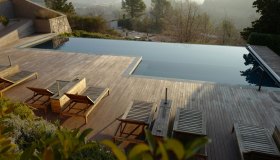 Pavimentazioni per l’area piscina dalla pietra locale al legno regionale fino alla terracotta