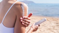 Disidratazione, gambe gonfie, eritemi e non solo: cosa mettere in valigia per affrontare i malanni dell’estate