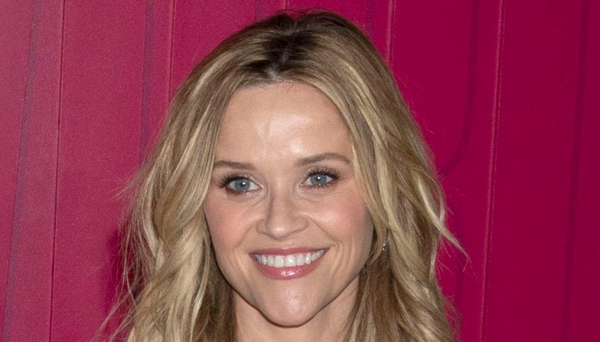 Reese Witherspoon come 25 anni fa: il look rosa è un omaggio a Elle Woods
