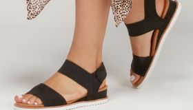 Le sneakers più comode del decennio diventano sandalo: i tuoi piedi vorranno indossare solo loro