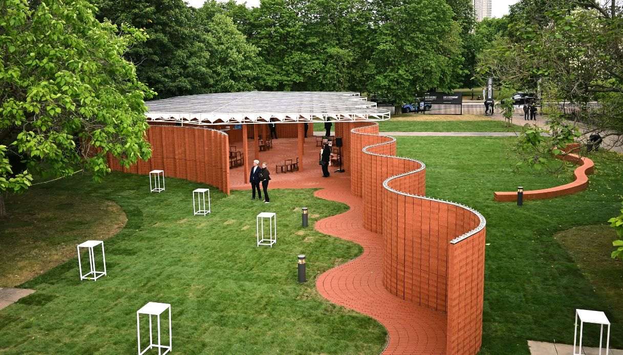 serpentine pavilion 2026 a londra il muro ondulato s8217ispira ai giardini inglesi da Dilei.it serpentine pavilion 2026 a londra il muro ondulato s8217ispira ai giardini inglesi