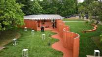 Serpentine Pavilion 2026 a Londra, il muro ondulato s’ispira ai giardini inglesi