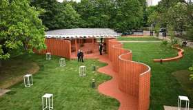 Serpentine Pavilion 2026 a Londra, il muro ondulato s’ispira ai giardini inglesi