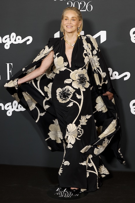 Sharon Stone agli ELLE Style Awards 2026 con abito nero floreale e gioielli dorati