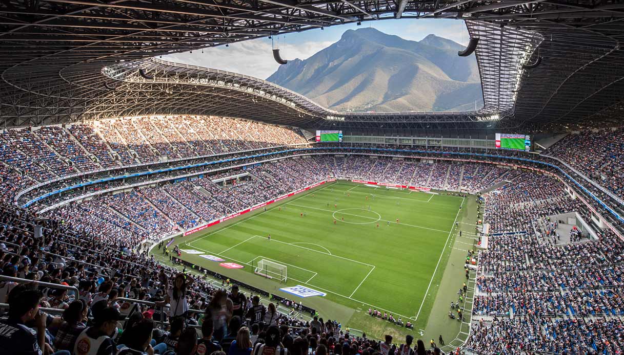 Vista interna dello Stadio BBVA di Monterrey gremito di tifosi, con la copertura asimmetrica aperta verso il monte Cerro de la Silla sullo sfondo