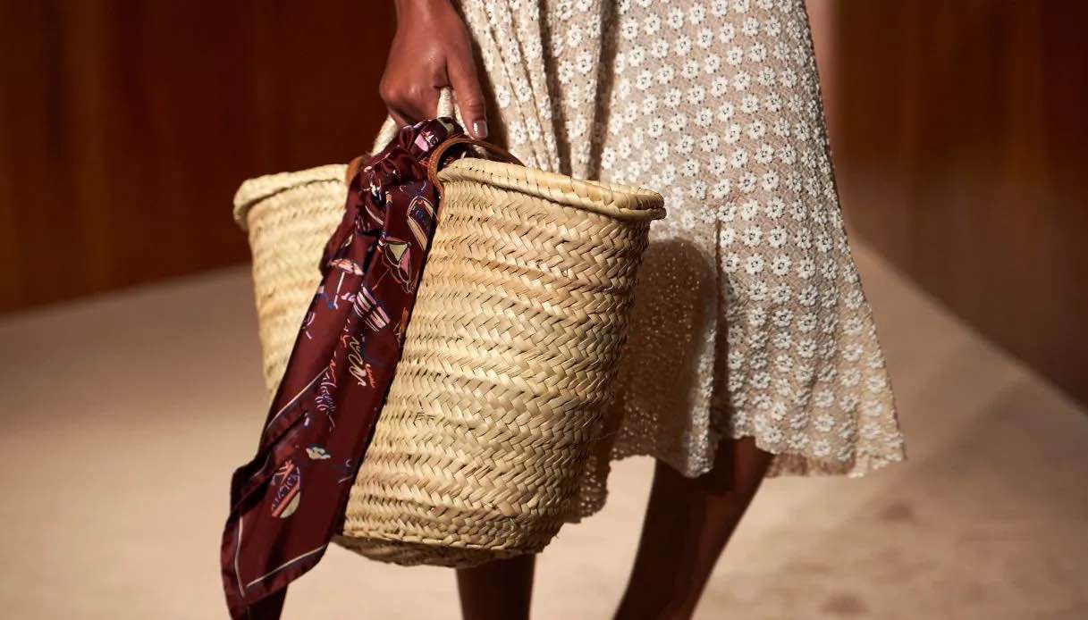 Foulard+borsa di paglia: la combo per un look chic in riva al mare è la tendenza più cool dell’estate