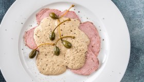 Vitello tonnato, come cucinare la carne e gli ingredienti per la salsa