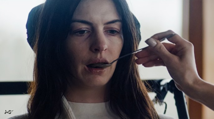 Anne Hathaway irriconoscibile sul set di Verity: di cosa parla il nuovo thriller psicologico di cui &egrave; protagonista