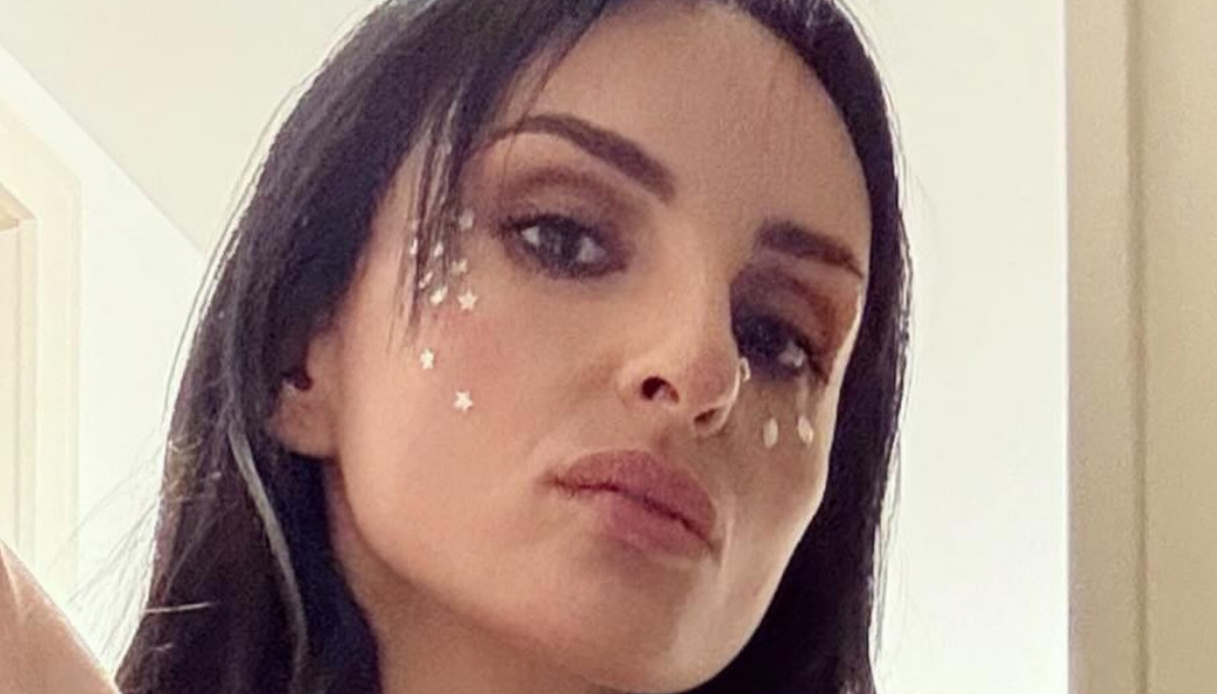 Arisa, giochi d'acqua in lingerie come una modella sotto il sole di Predappio