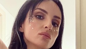 Arisa, giochi d’acqua in lingerie come una modella sotto il sole di Predappio