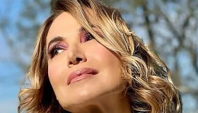Barbara D’Urso, il minidress tra pizzi e trasparenze in vacanza in Liguria