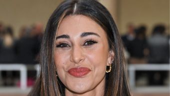 Il vestito di jeans di Belen Rodriguez è il capo furbo da usare per tutta l’estate
