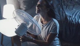 Notti insonni, il trucco per dormire bene con 40° anche senza condizionatore