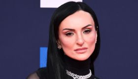 “Non piangere, perché nessuno sai chi sei davvero”, Arisa si sfoga. Poi il gesto definitivo