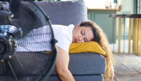 Caldo, meglio il ventilatore o l’aria condizionata? Cosa dicono gli esperti su quando e come usarli