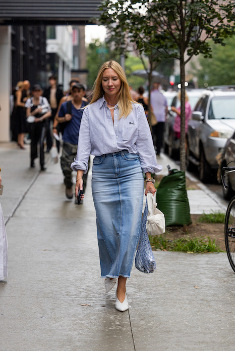 Camicia a righe con gonna di jeans