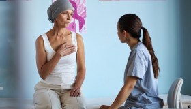 Cancro, colpirà una persona su 5: tra cambiamenti e 14 raccomandazioni per il futuro