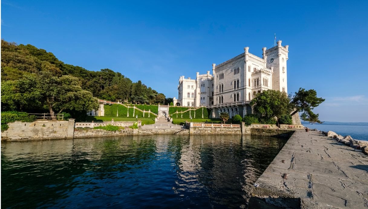 Gli esterni del Castello di Miramare a Trieste