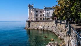 Il Castello di Miramare, una meraviglia sul Golfo di Trieste: tra arte e natura