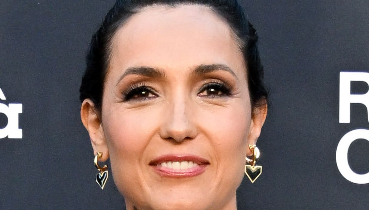 Caterina Balivo festeggia la riconferma Rai con la gonna più chic (e ventaglio)