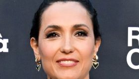 Caterina Balivo festeggia la riconferma Rai con la gonna più chic (e ventaglio)