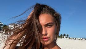 Chanel Totti ai Caraibi, tra bikini azzurro e stelle marine: il dettaglio che non torna