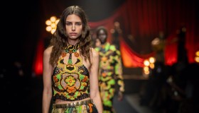 È (ancora una volta) crochet mania: dal cappellino alla borsa, tutti i must-have all’uncinetto da collezionare nell’estate 2026