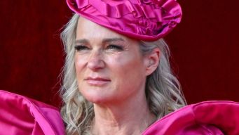 La sorellastra del Re del Belgio dà scandalo alla Festa Nazionale con il suo abito fucsia