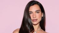 Dua Lipa sceglie l’accessorio dell’estate. È la bandana colorata, e si porta così