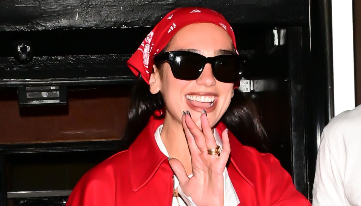 Dua Lipa occhiali da sole over