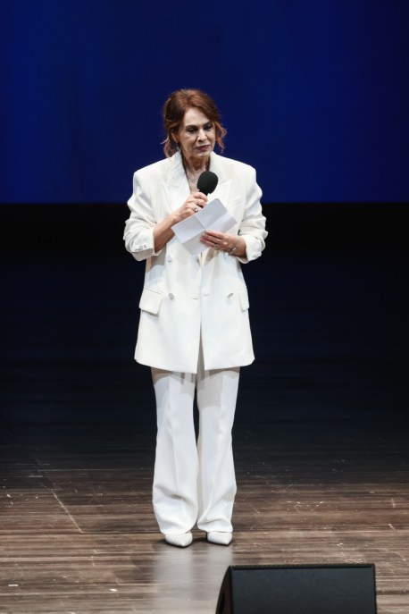 Matilde Gioli e Elena Sofia Ricci, due dive in argento e bianco: i look che le hanno fatte brillare a Rimini
