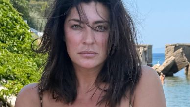 Elisa Isoardi a 43 anni ci insegna che il costume leopardato non ha età (e sta bene a tutte)