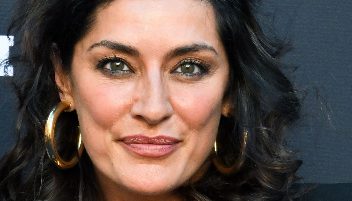 Elisa Isoardi senza trucco e in bikini animalier in Toscana: splendida al naturale
