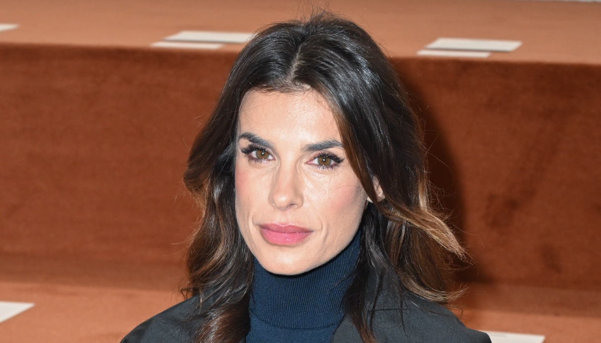 Elisabetta Canalis, l’abito nero in latex per il ritorno a Mediaset è mozzafiato