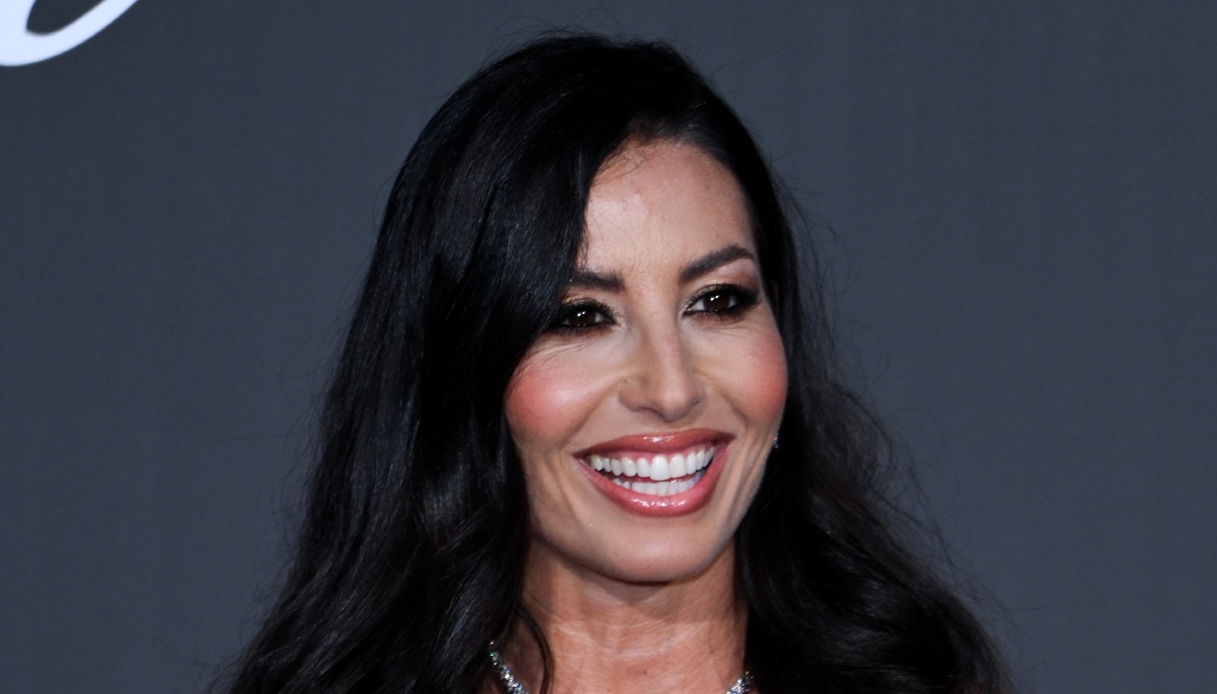 Elisabetta Gregoraci incanta Capri in bianco e nero: il bikini marinière